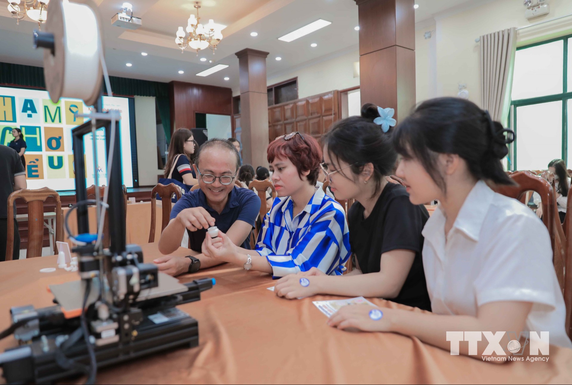Những trải nghiệm mới trong ứng dụng công nghệ số để bảo tồn và phát huy giá trị di sản, đồng thời góp phần lan tỏa các sản phẩm văn hóa sáng tạo tới đông đảo công chúng trong nước và quốc tế. (Ảnh: Phan Phương/TTXVN)